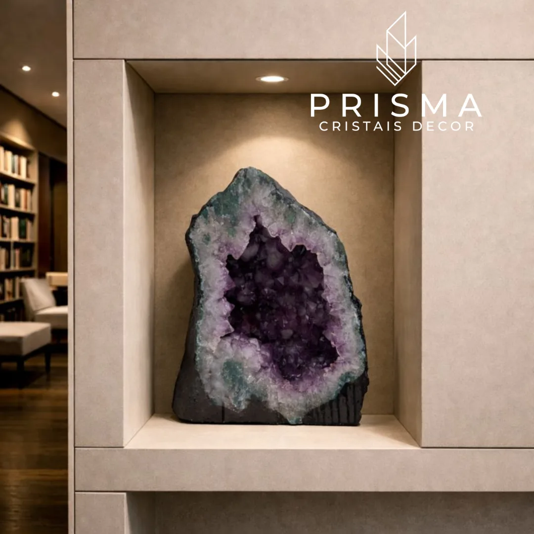 Capela de Ametista - peça completa mostrando a estrutura do geodo com cristais violeta intenso em ambiente sofisticado