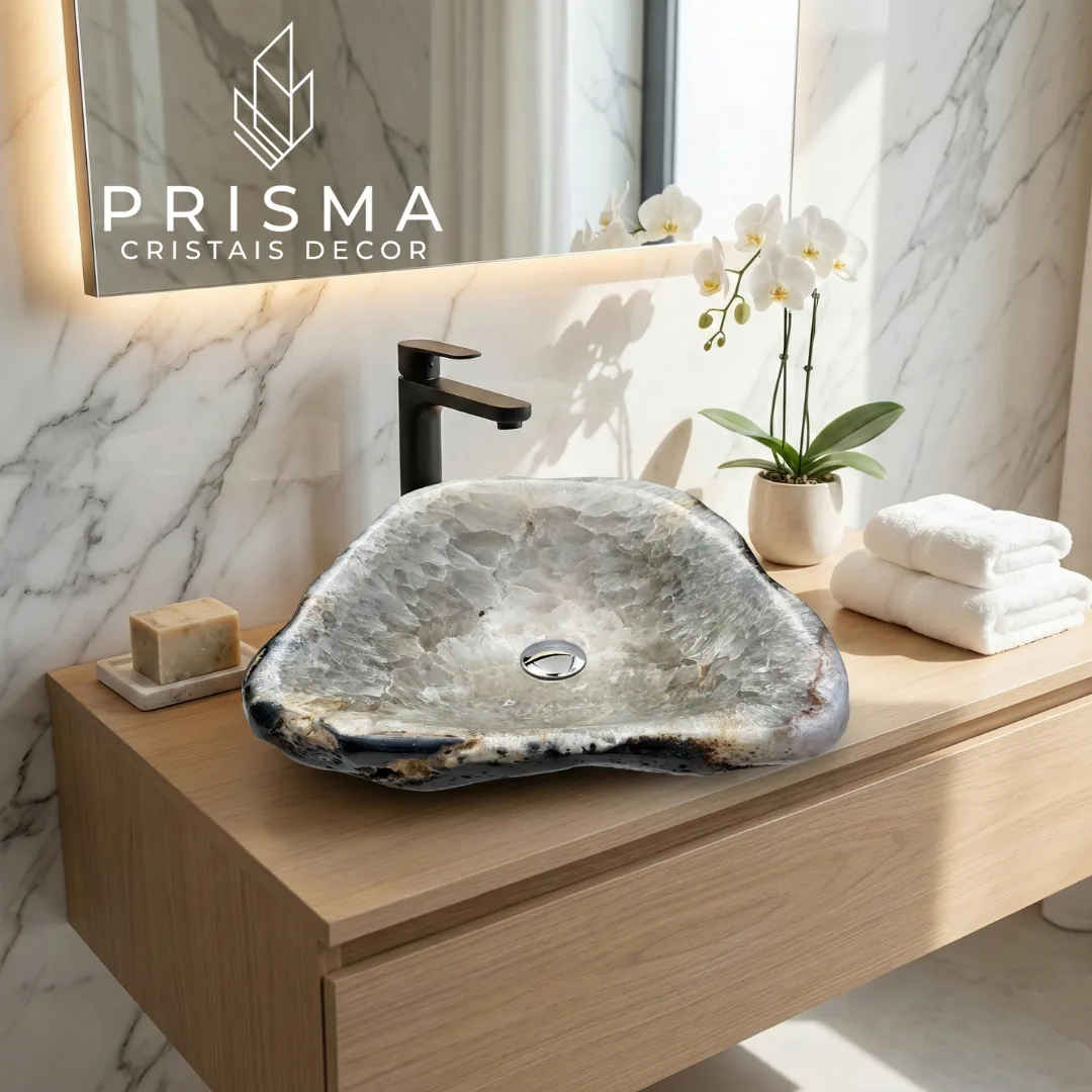 Cuba em Ágata em lavabo de luxo com iluminação natural - design premium para banheiros sofisticados