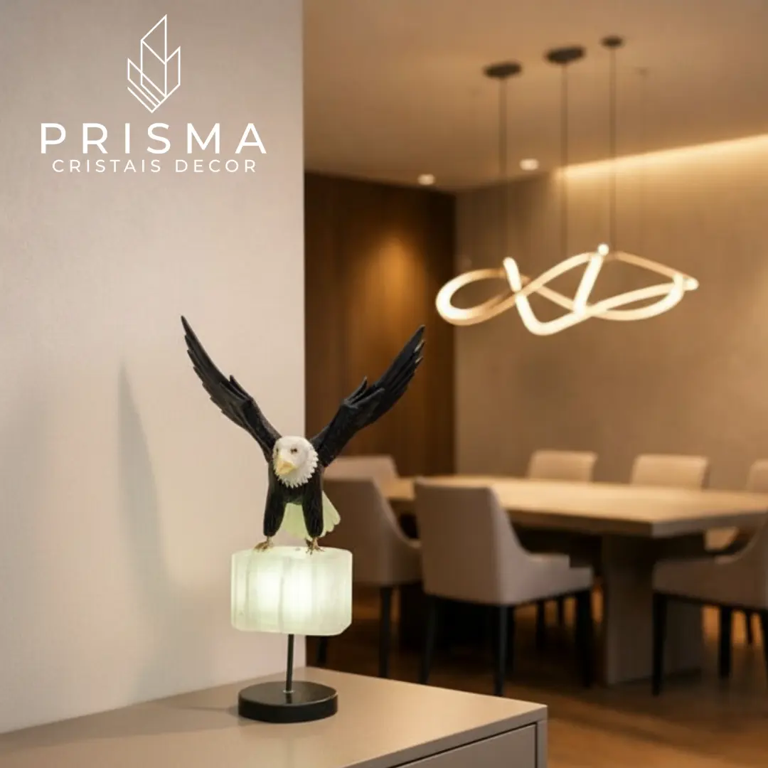 Escultura Águia de Selenita - peça em cristal translúcido com simbolismo de poder e purificação