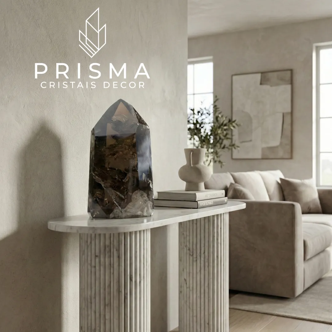 Ponta de Quartzo Fumê em aparador de mármore com sofá ao fundo em sala de estar sofisticada - Prisma Cristais