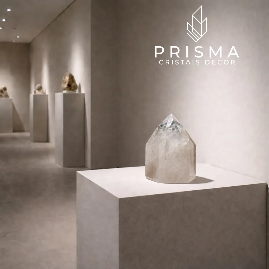 Ponta de Quartzo Semi-Translúcido - cristal leitoso premium com geometria sagrada para amplificação energética