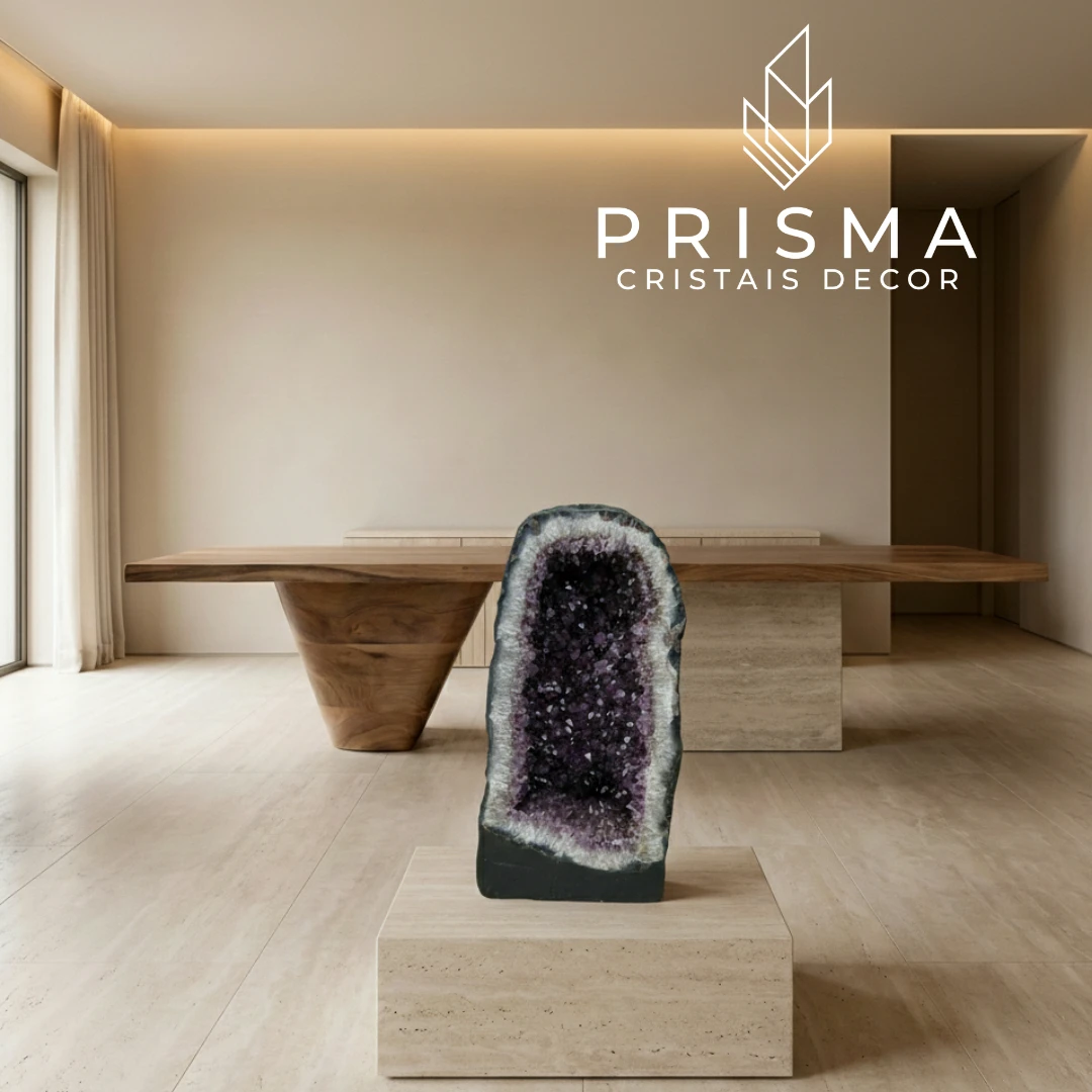 Capela de Ametista Premium - vista lateral da formação sofisticada