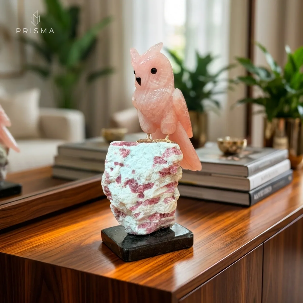 Coruja de quartzo rosa em ambiente de decoração premium sobre aparador de madeira nobre
