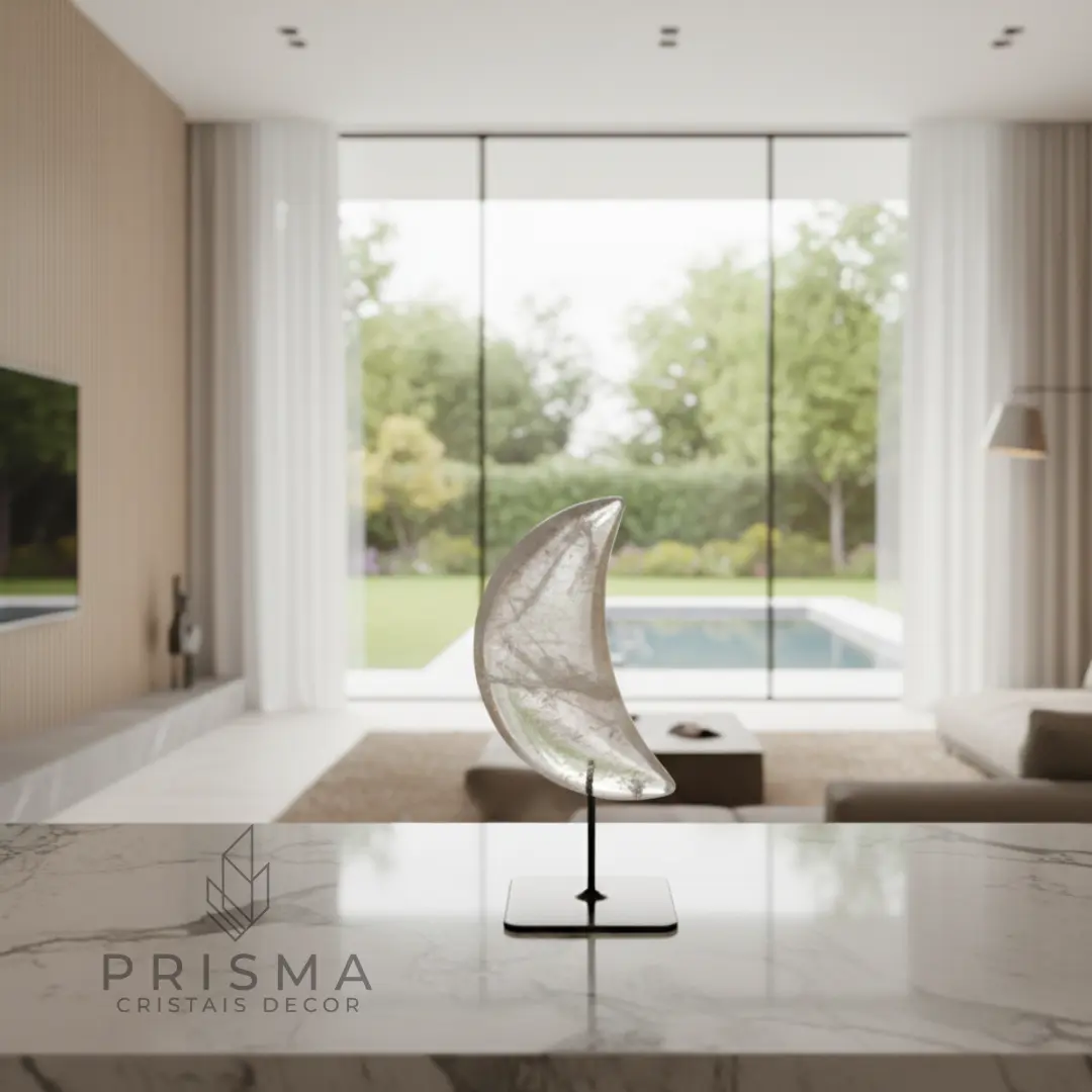 Detalhe da pureza cristalina do quartzo transparente em formato de meia lua