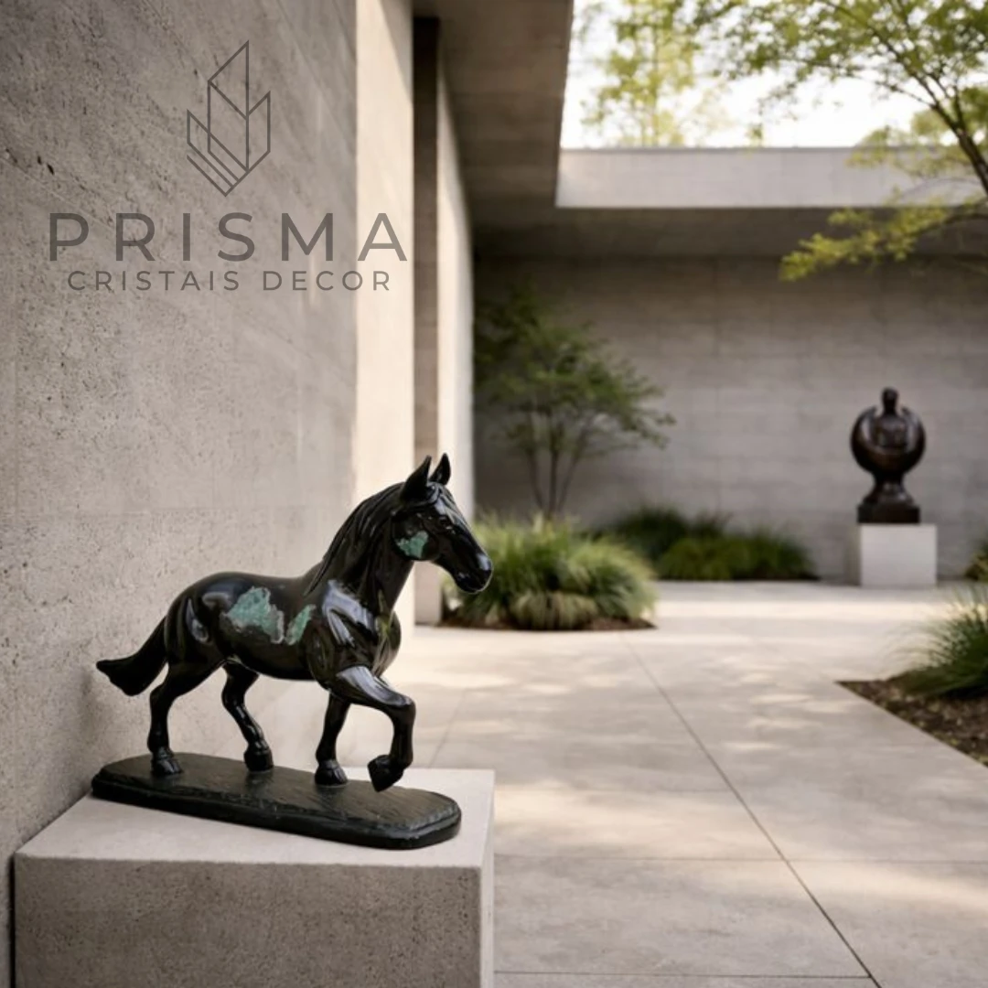 Vista lateral da Escultura Cavalo mostrando textura foliada do xisto metamórfico