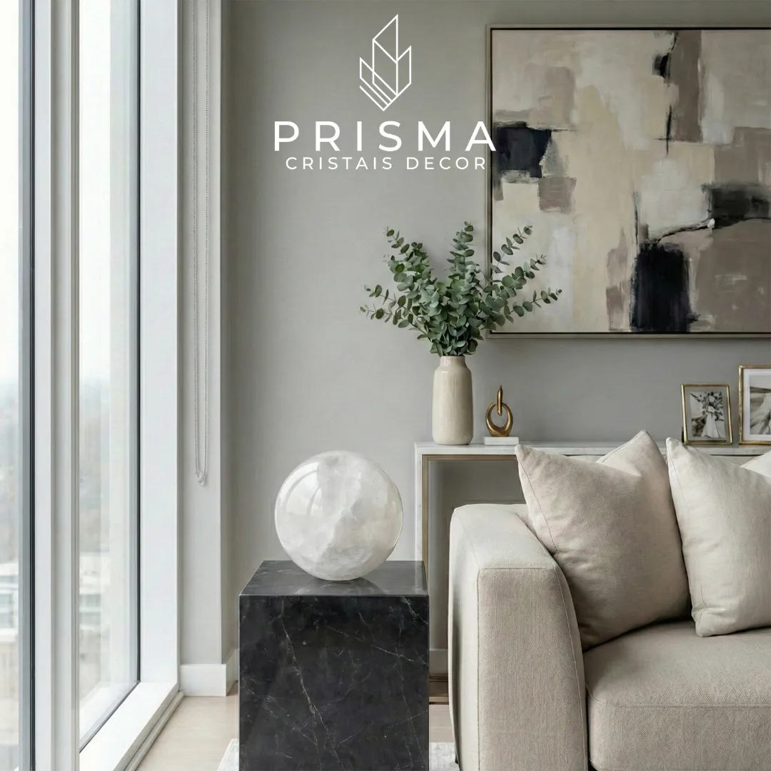 Esfera de Quartzo Leitoso em ambiente de decoração de alto padrão