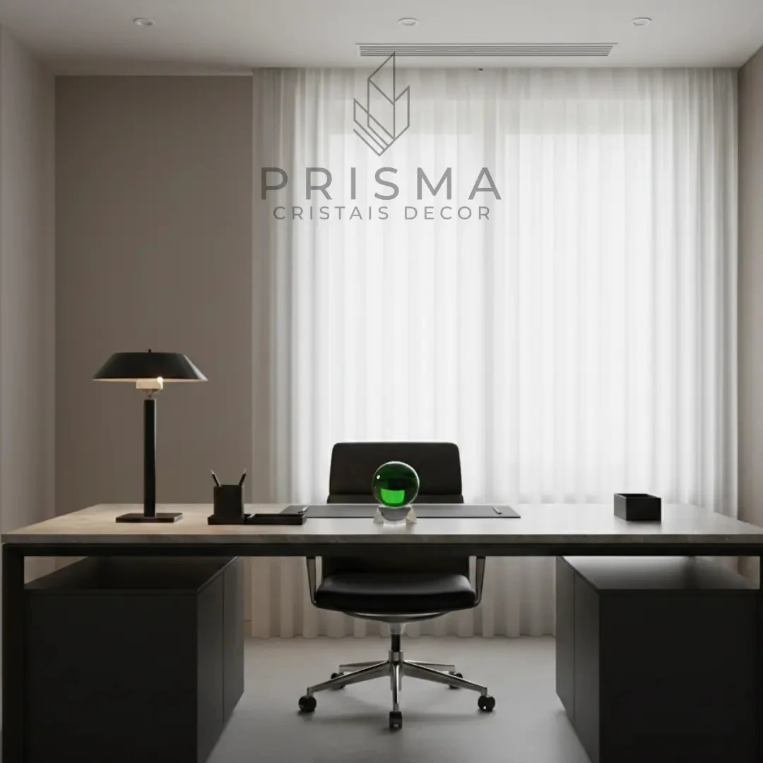 Esfera de Obsidiana Verde mostrando textura vítrea natural