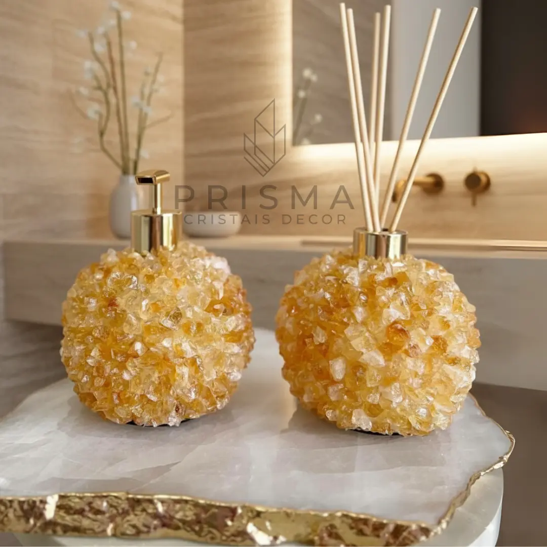 Detalhe do citrino natural em saboneteira e difusor aromático de luxo