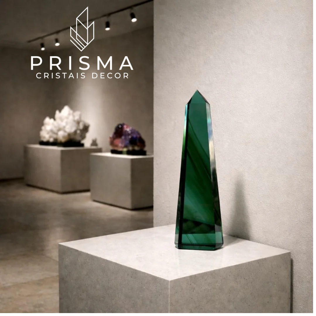 Ponta de Obsidiana Verde em ambiente de decoração de alto padrão — peça irreproduzível e exclusiva