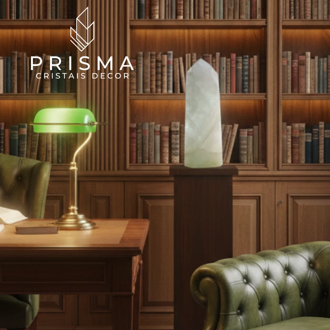 Ponta de Quartzo Branco em ambiente de decoração sofisticada — cristal premium irreproduzível Prisma Cristais