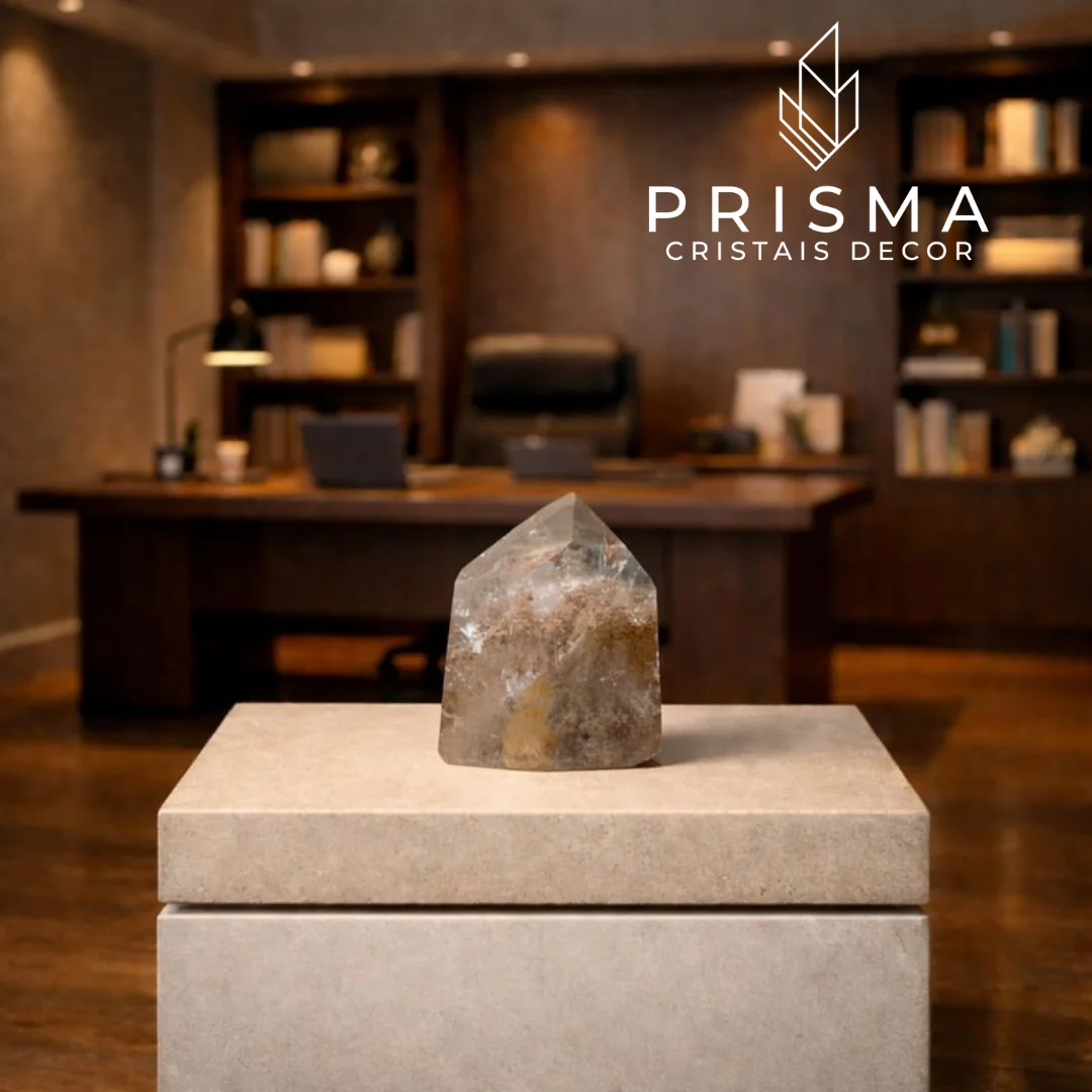 Quartzo Jardim em ambiente de decoração de alto padrão — inclusões de lodolita em tons marrom e dourado irrepetíveis