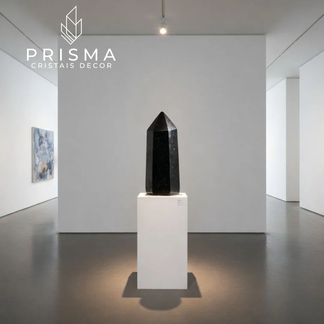 Ponta de Quartzo Preto em ambiente de decoração sofisticada — cristal premium irreproduzível Prisma Cristais