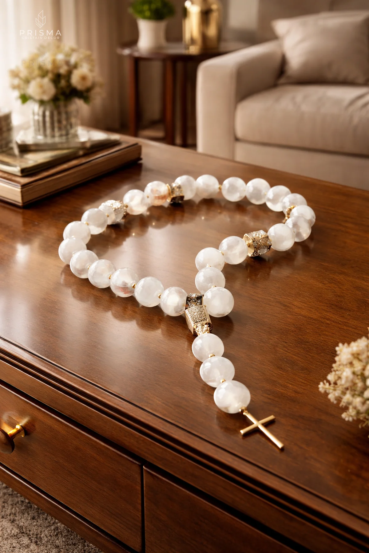 Terço de selenita branca sobre mesa de madeira em sala de estar sofisticada — cristal decorativo Vila da Serra