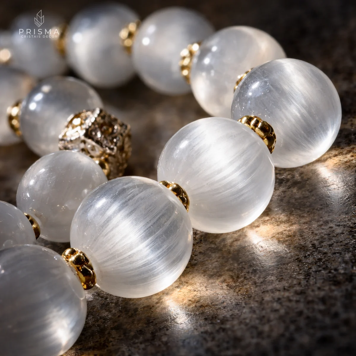 Detalhe das esferas de selenita branca com brilho nacarado translúcido — terço decorativo premium Minas Gerais