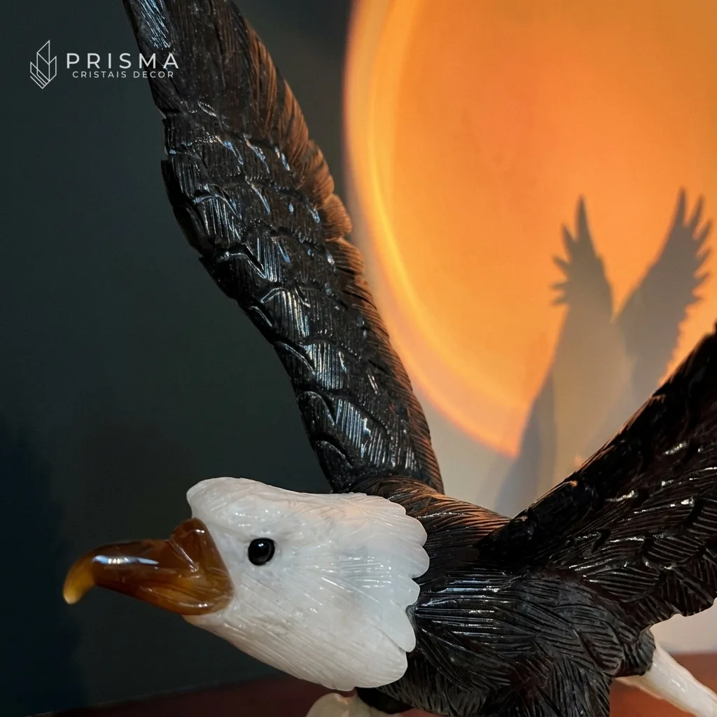 Close artístico da cabeça em calcita branca e asa em dolomita preta da escultura de águia, iluminação cinematográfica com tons dourados