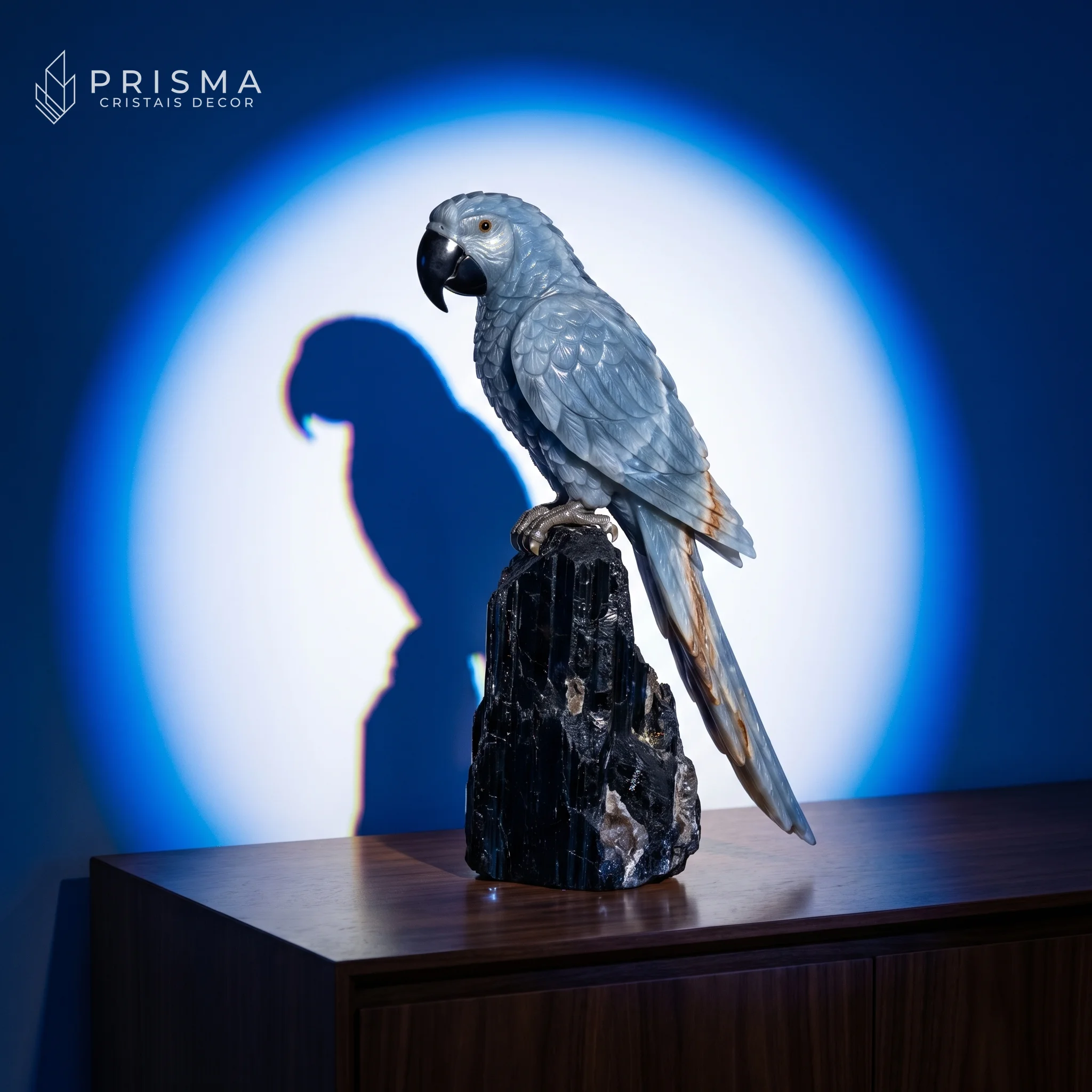 Arara Ônix Azul iluminada por luz azul dramática com sombra projetada na parede — escultura mineral única, interior contemporâneo de luxo