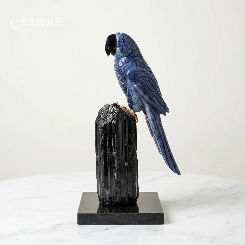 Arara em Quartzo Azul frontal sobre mármore branco — base de turmalina negra, azul celeste natural, decoração premium BH