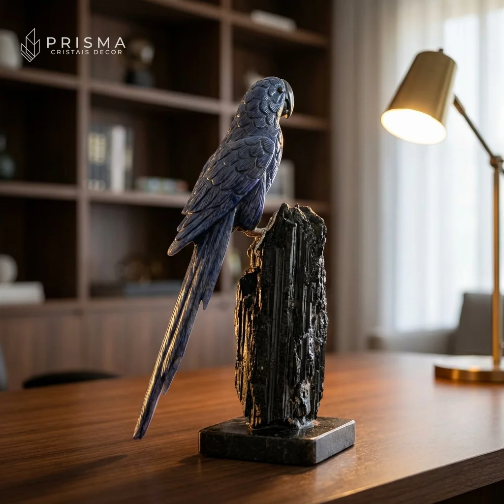 Arara em Quartzo Azul corpo inteiro com cauda em escritório executivo — escultura mineral única, interior contemporâneo de luxo