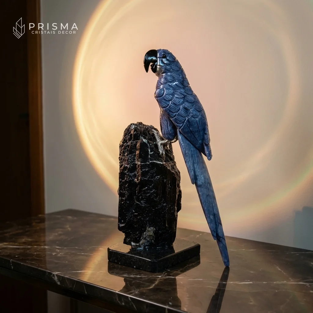 Arara em Quartzo Azul com halo de luz dramático em aparador de mármore escuro — residência de alto padrão Nova Lima