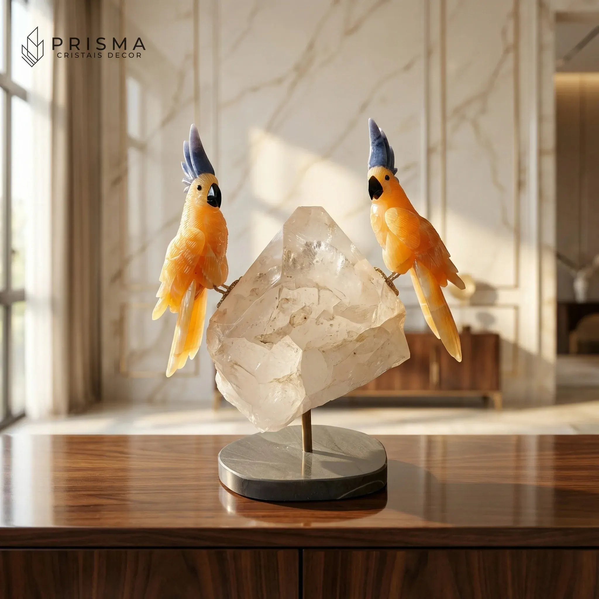 Escultura de casal de cacatuas em calcita laranja mexicana sobre console de madeira em sala de estar de alto padrão