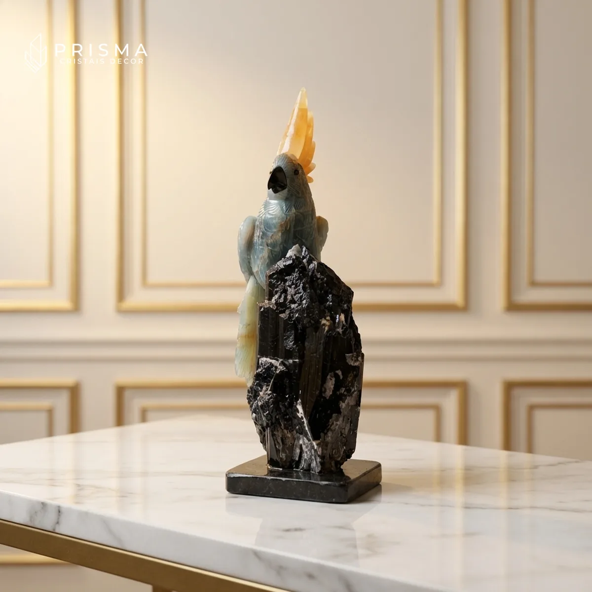 Cacatua Ônix Azul em console de mármore branco com painéis clássicos — escultura em pedra natural premium, decoração alto padrão Serra dos Manacas Nova Lima MG