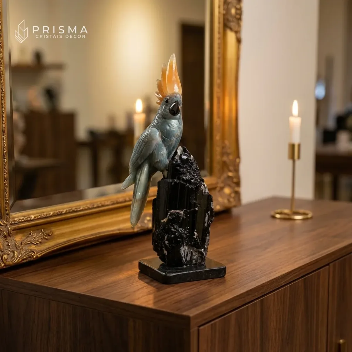 Cacatua Ônix Azul em aparador de madeira escura com espelho dourado — base de turmalina negra, velas, decoração premium Lourdes BH