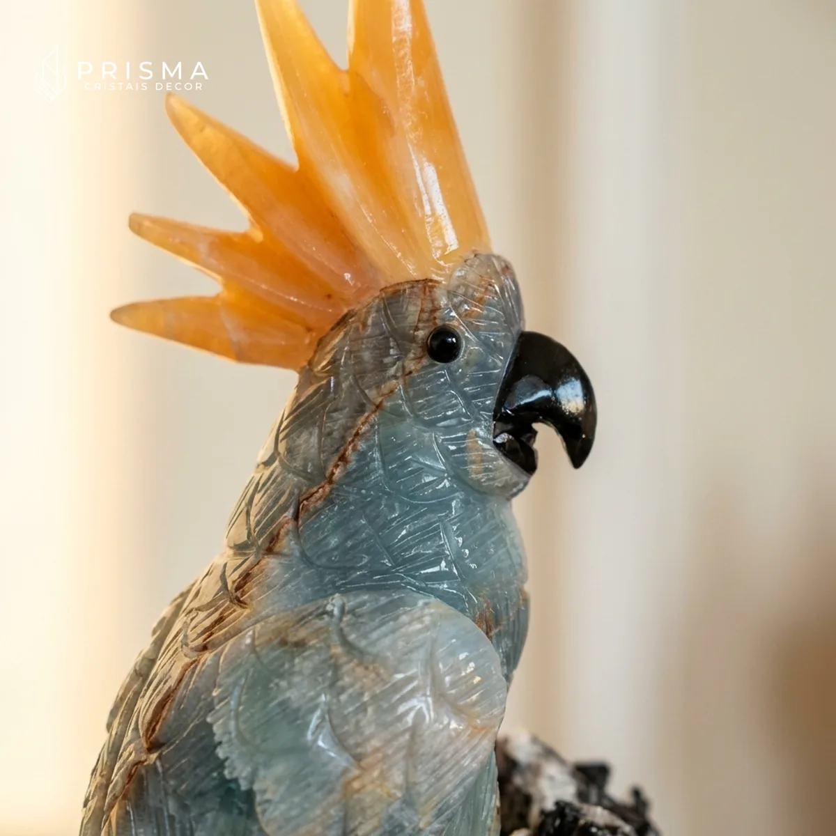 Close nos veios naturais do Ônix Azul e detalhe da crista laranja — artesanato mineral de padrão joalheiro, escultura premium Minas Gerais