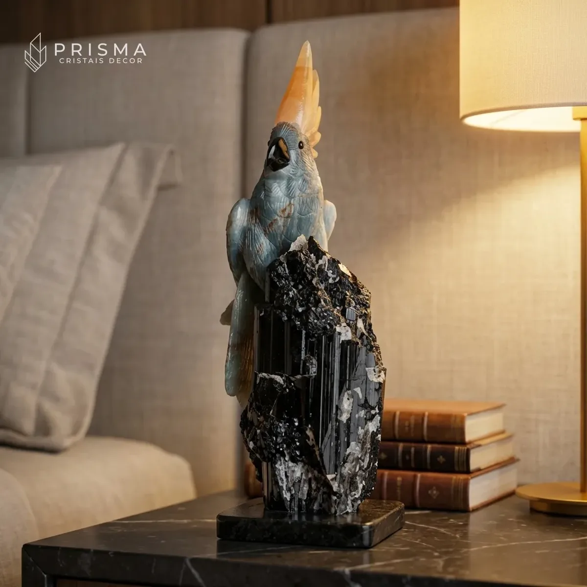 Cacatua Ônix Azul em criado-mudo de mármore escuro com abajur dourado — escultura mineral em quarto de casal de alto padrão Nova Lima