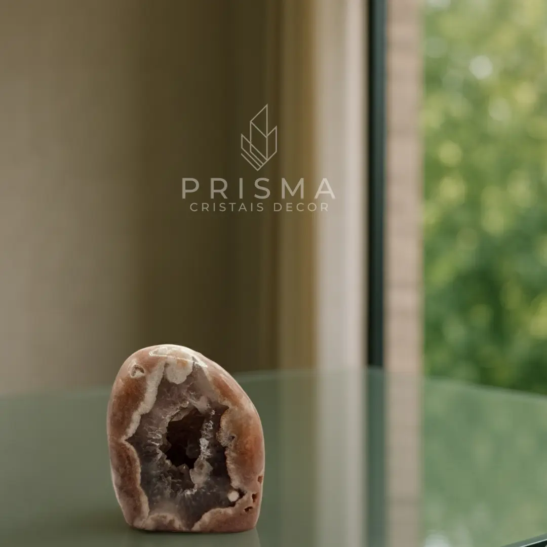 Capela de Ametista Rosa 75% - detalhe dos cristais internos de tonalidade rosada