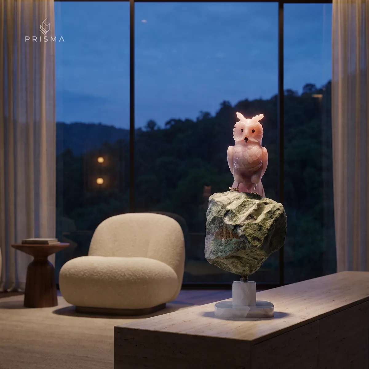 Escultura de coruja em quartzo rosa sobre aparador de travertino em sala de estar de alto padrão ao entardecer