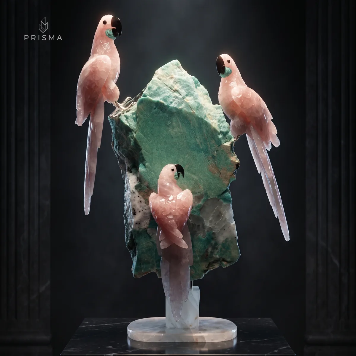 Escultura de três araras em quartzo rosa com papo de amazonita e olhos de obsidiana sobre bloco de amazonita