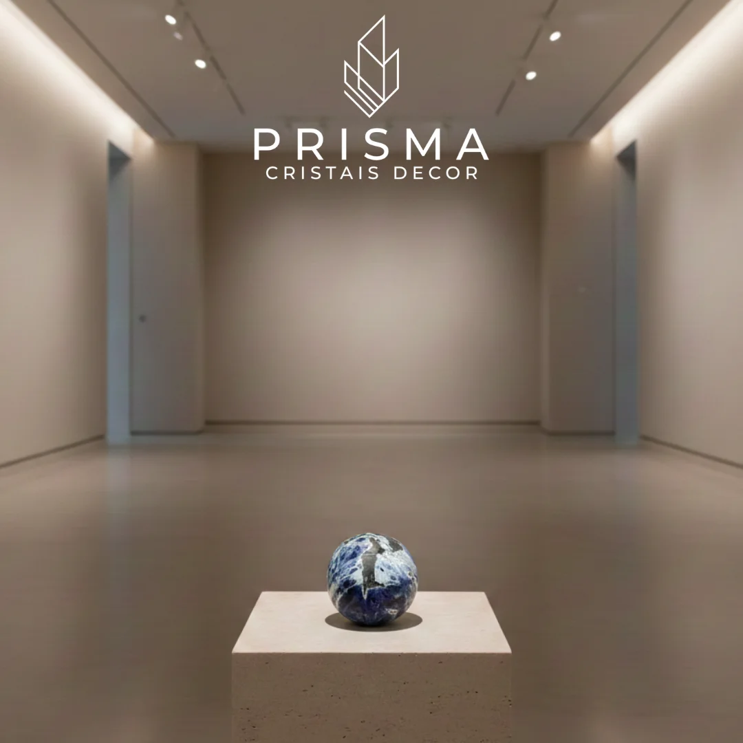Esfera de Sodalita 2 em composição decorativa — cristal premium Belvedere Mangabeiras BH