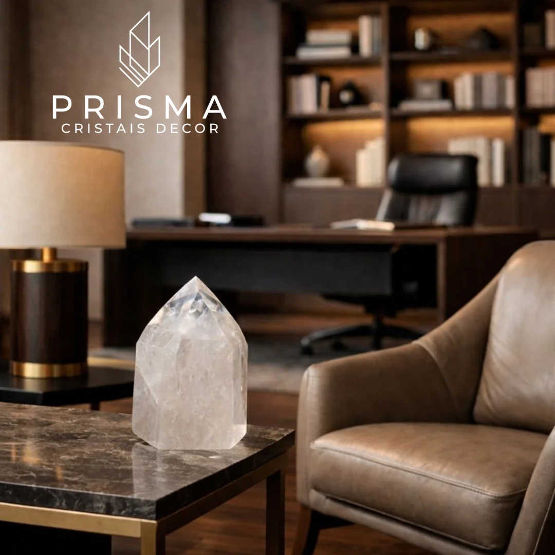 Ponta de Quartzo Semi-translúcido em escritório executivo com mesa de mármore e poltrona de couro