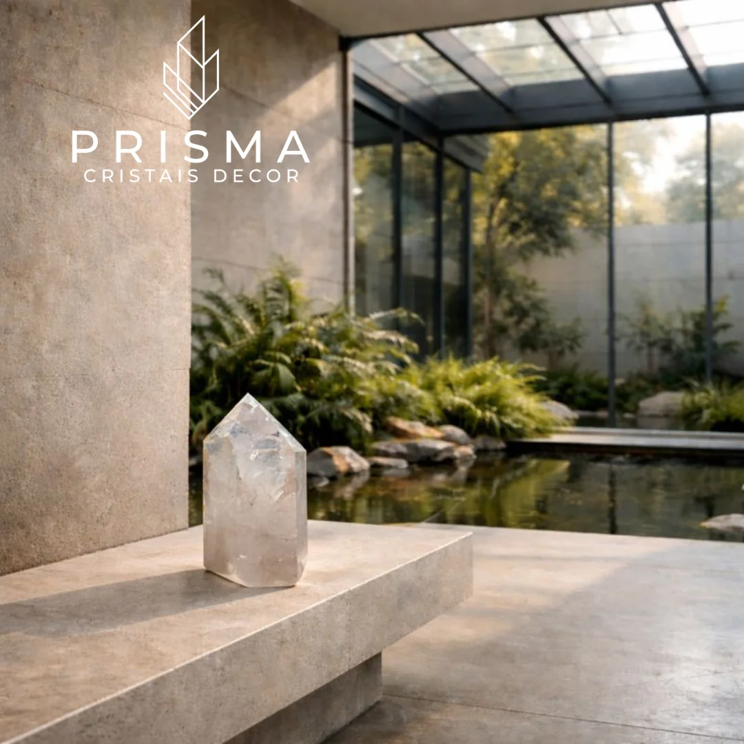 Ponta de Quartzo Semi-translúcido em jardim de inverno com espelho d'água e vegetação nativa