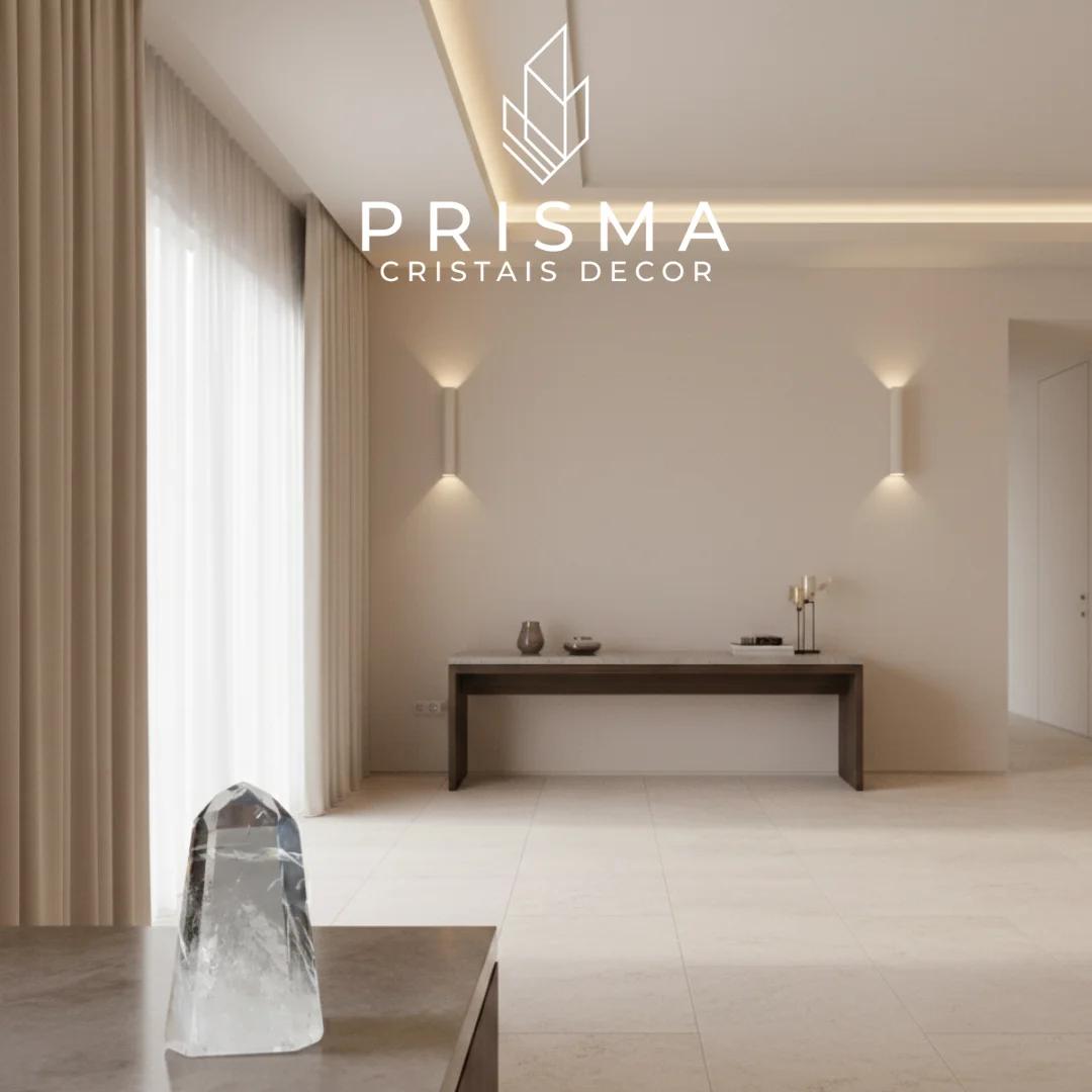 Ponta de Quartzo Semi-translúcido 15cm em sala de estar minimalista com luz natural, Nova Lima MG