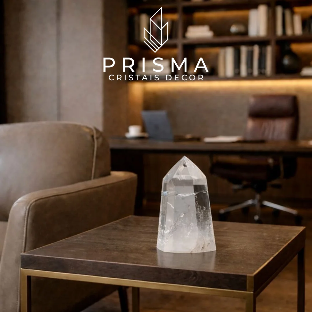 Ponta de Quartzo Semi-translúcido sobre mesa lateral em escritório sofisticado com couro e madeira