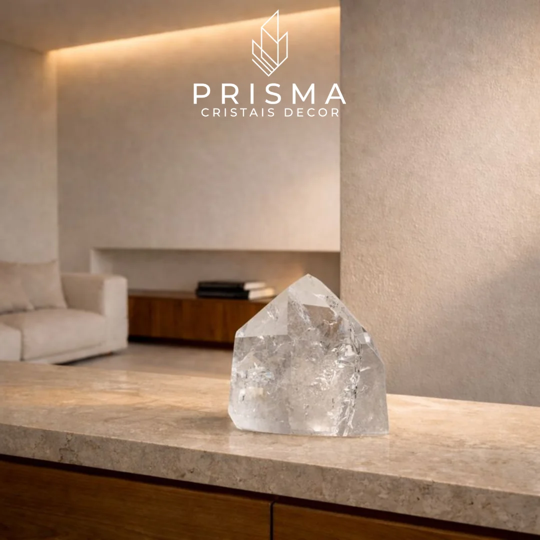Ponta de Quartzo Semi-translúcido sobre base de mármore em criado-mudo de suíte premium