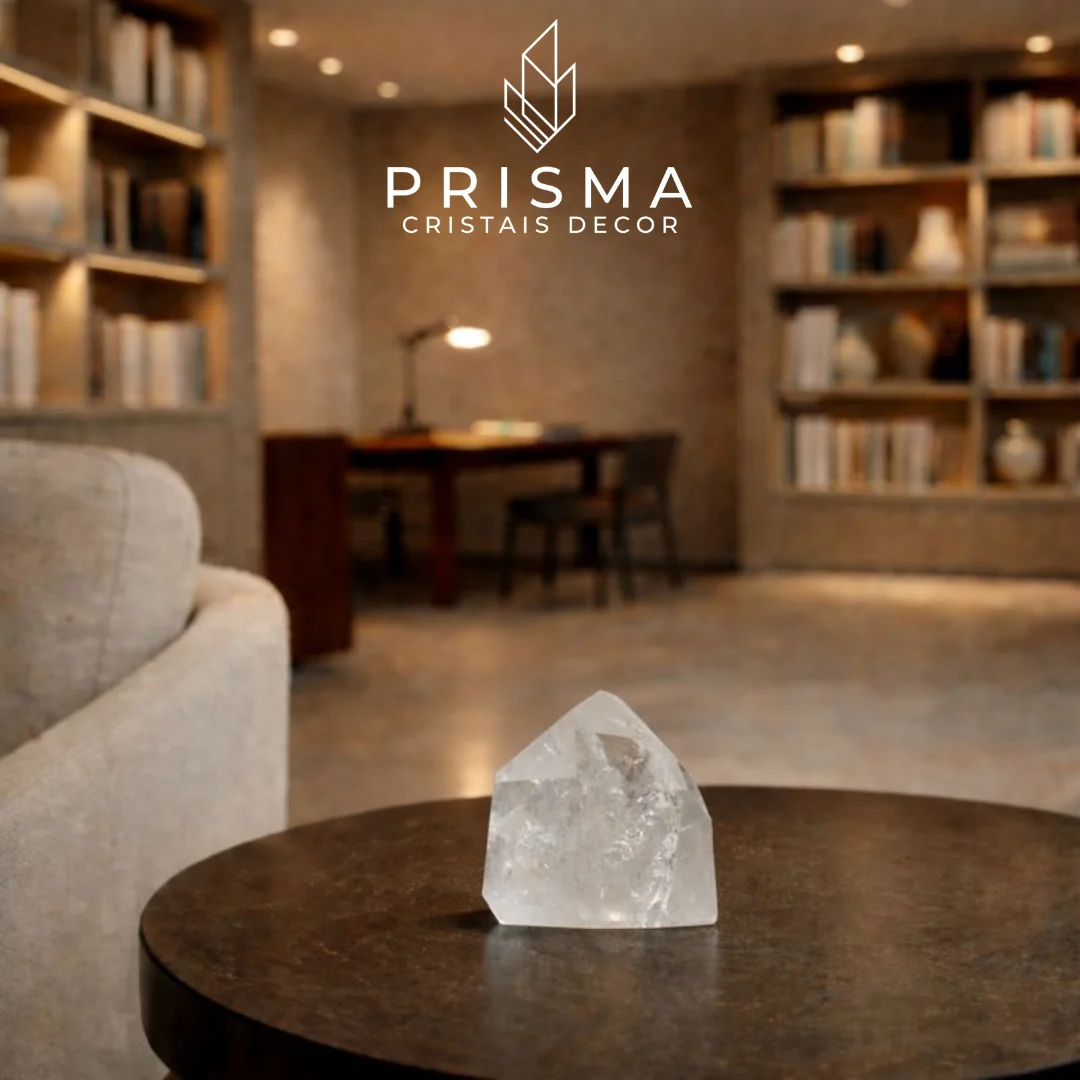 Ponta de Quartzo Semi-translúcido em nicho iluminado revelando translucidez única do mineral