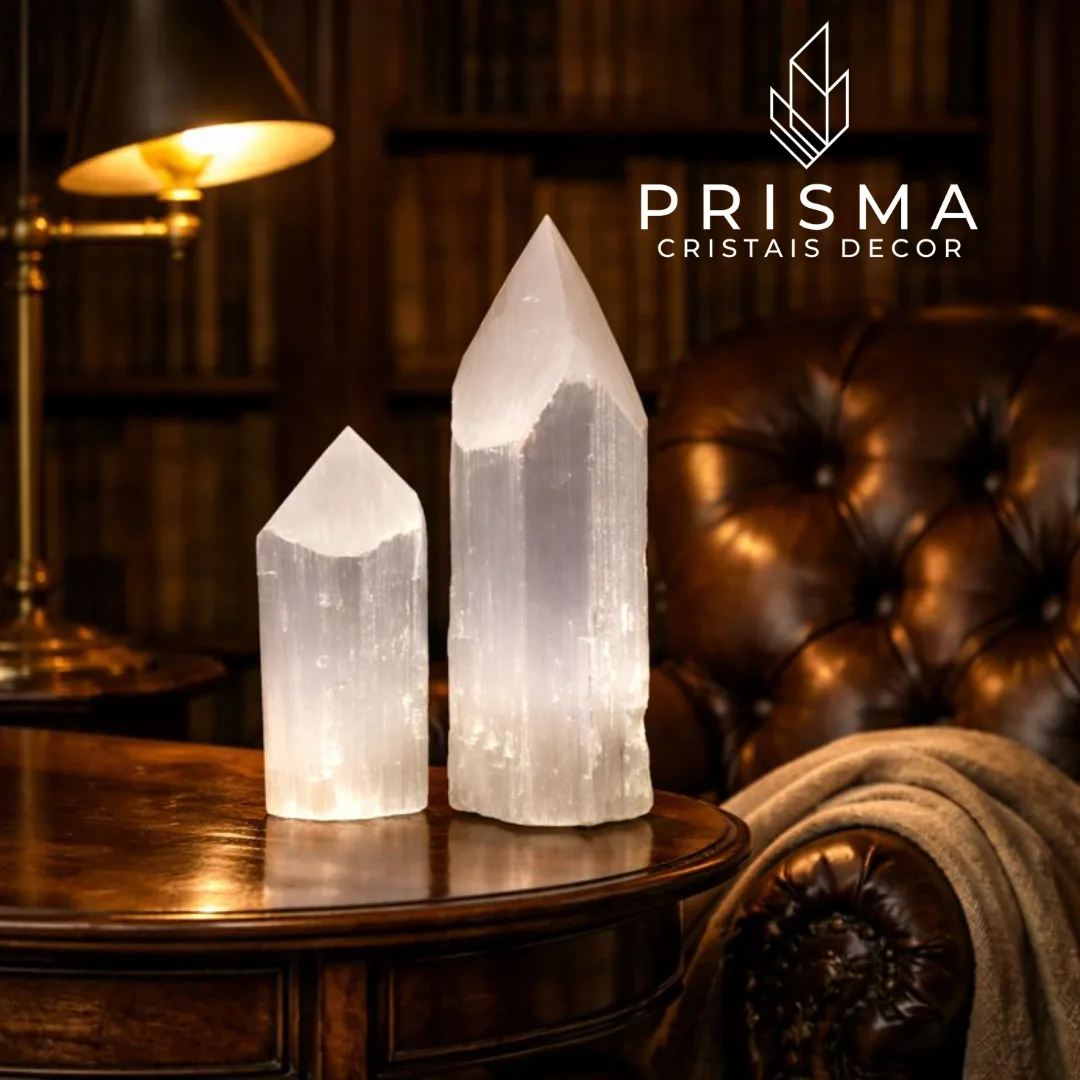 Ponta de Selenita biterminada translúcida sobre superfície de madeira — cristal da lua para decoração premium Prisma Cristais
