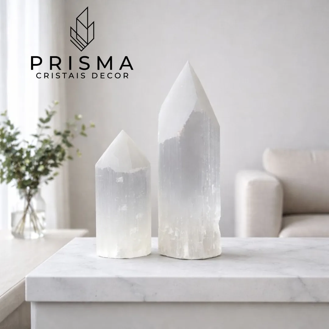 Ponta de Selenita biterminada com luz natural revelando translucidez interna — decoração premium Prisma Cristais