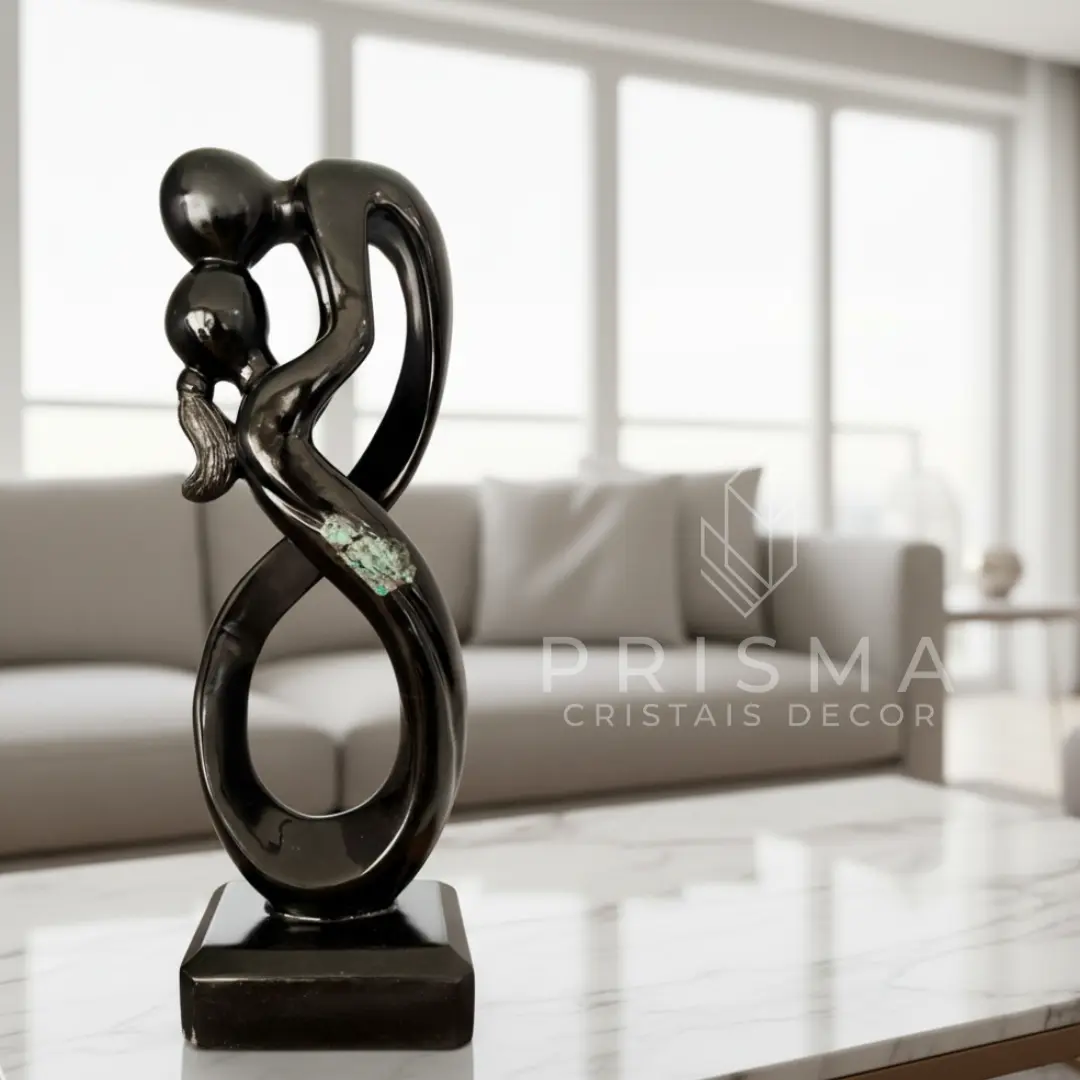 Escultura Amor Infinito em Xisto de Esmeralda — arte mineral exclusiva da Prisma Cristais, representando amor eterno e transformação espiritual.